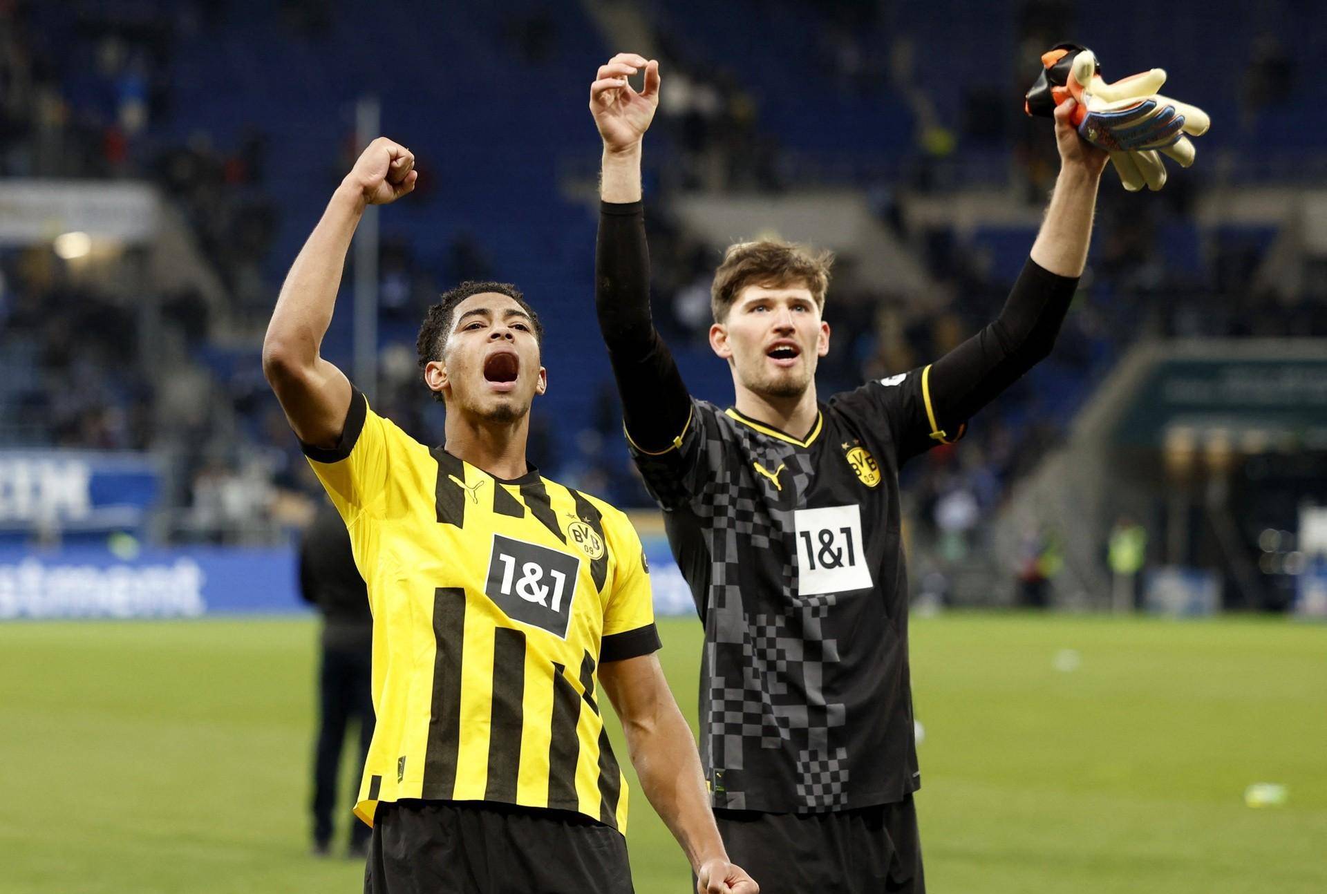 包含今晚多特蒙德豪取连胜赛后布鲁克林篮网回应争议之后，密尔沃基雄鹿围绕社区盾外线爆发的词条